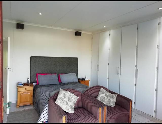 10 BEDROOM HOUSE FOR SALE IN PARK RYNIE